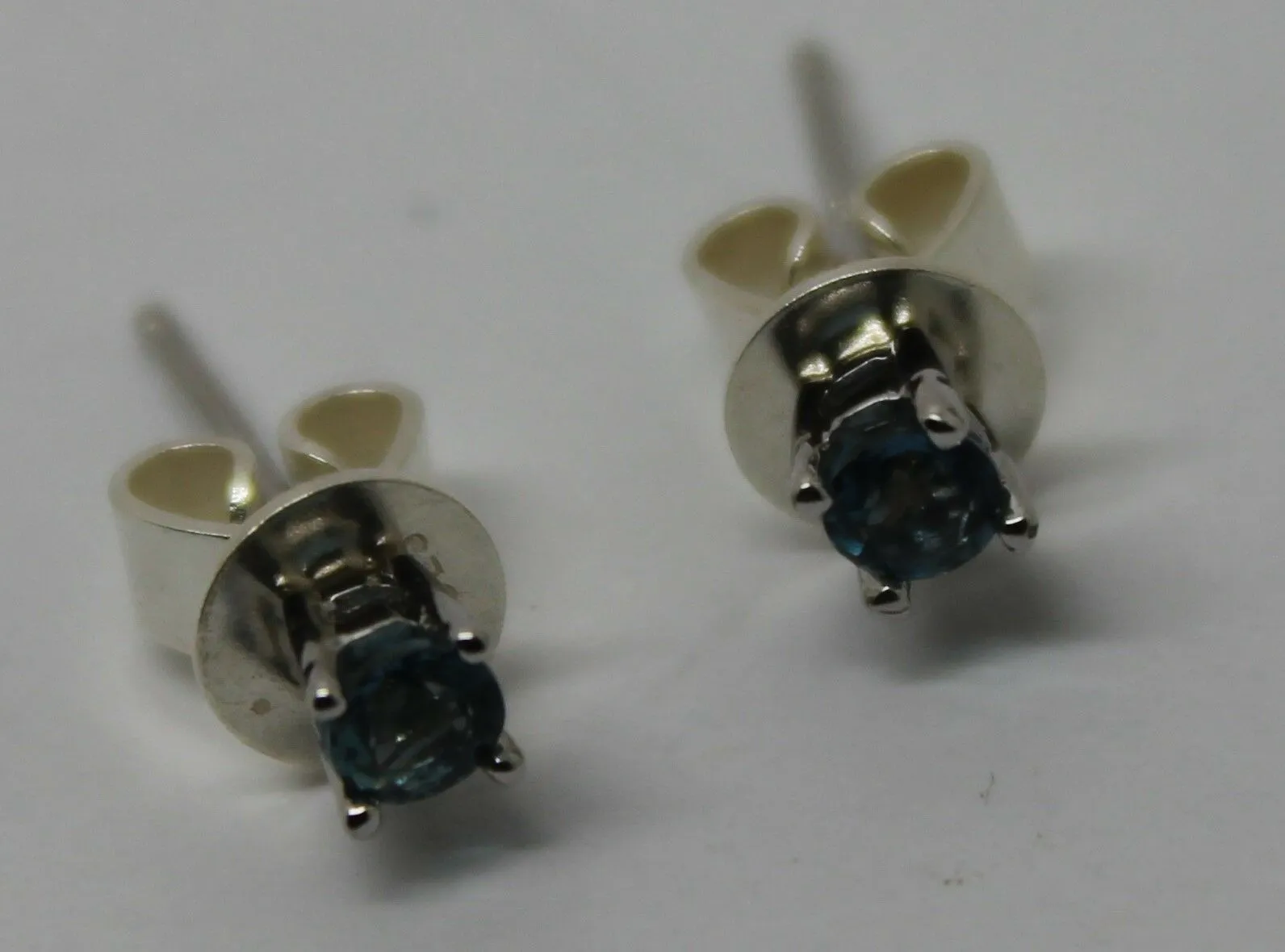 Kaedesigns New 9ct Solid White Gold London Blue Topaz 3mm Earrings