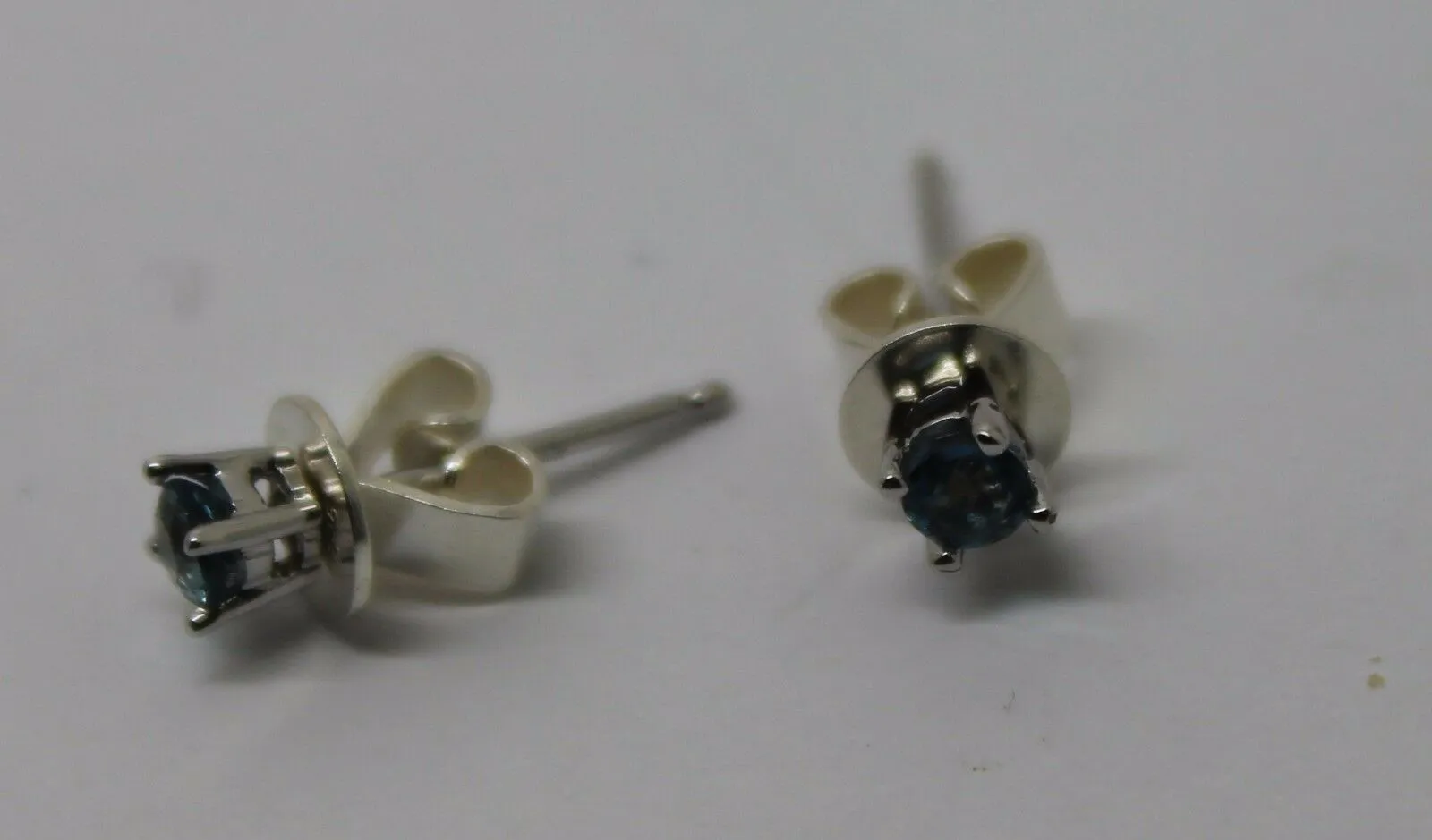 Kaedesigns New 9ct Solid White Gold London Blue Topaz 3mm Earrings