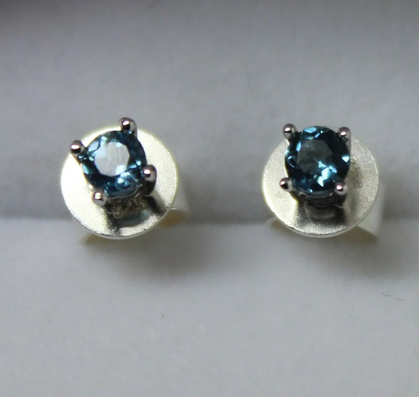Kaedesigns New 9ct Solid White Gold London Blue Topaz 3mm Earrings
