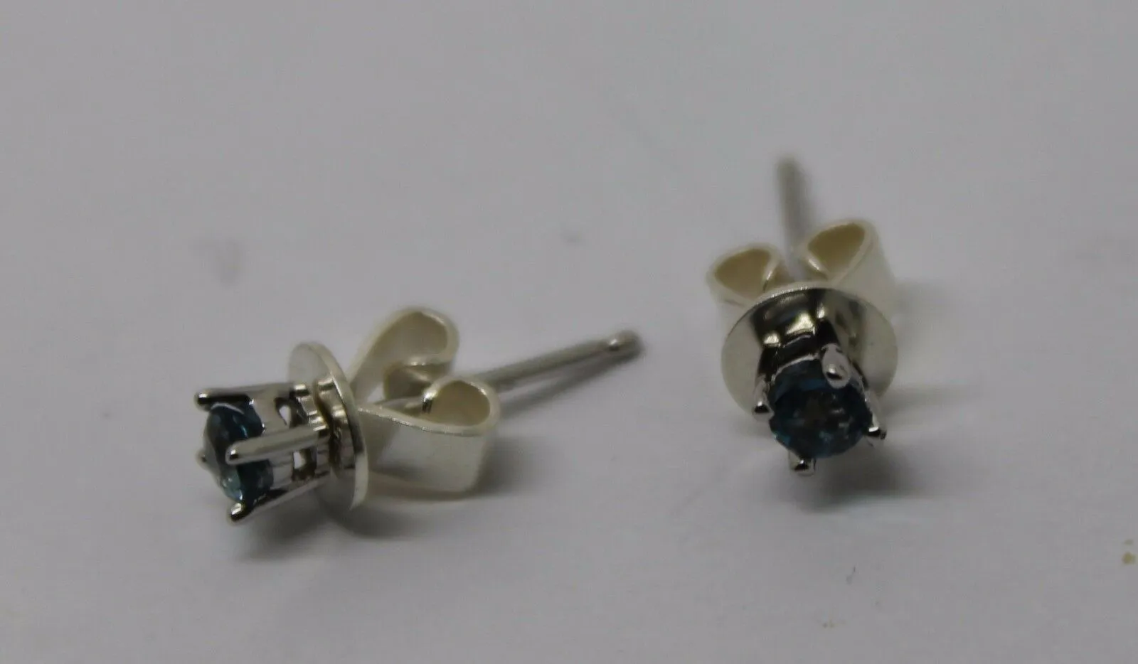 Kaedesigns New 9ct Solid White Gold London Blue Topaz 3mm Earrings