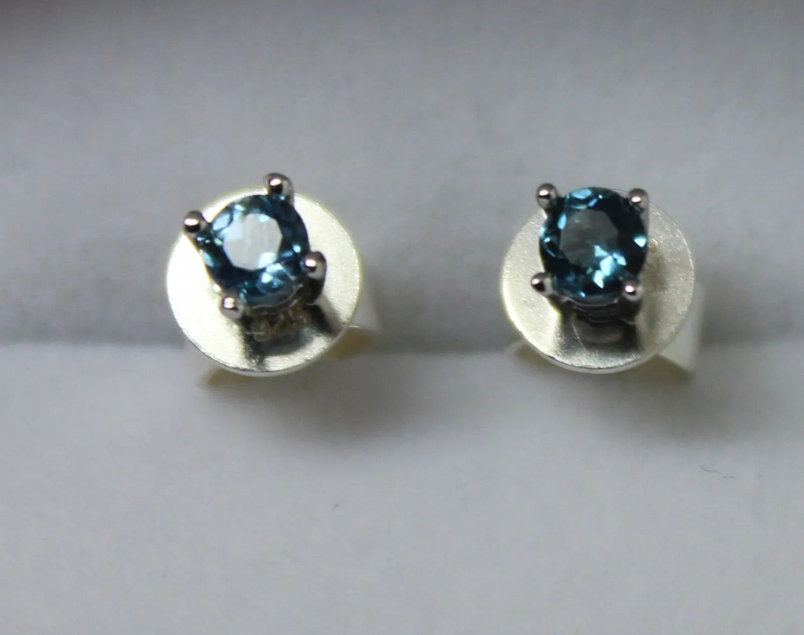 Kaedesigns New 9ct Solid White Gold London Blue Topaz 3mm Earrings