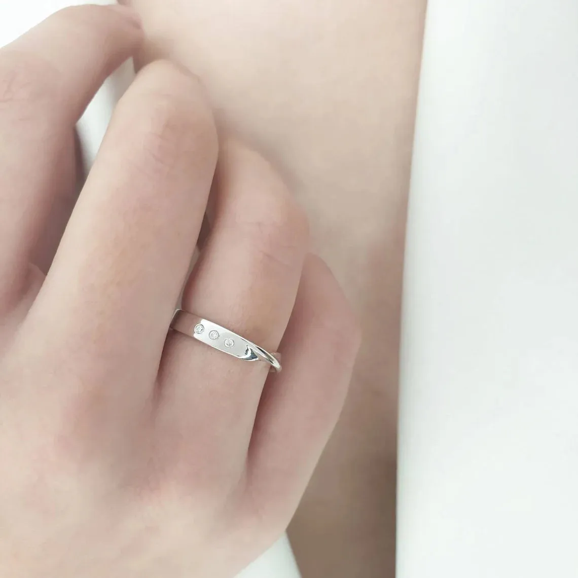 Mobius diamond twist ring