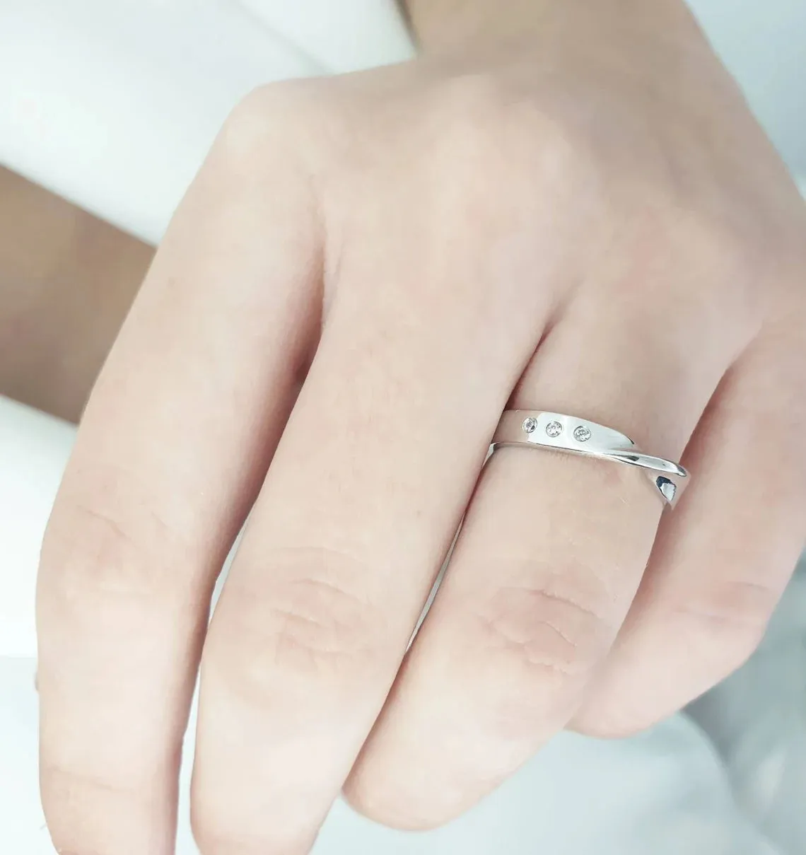 Mobius diamond twist ring