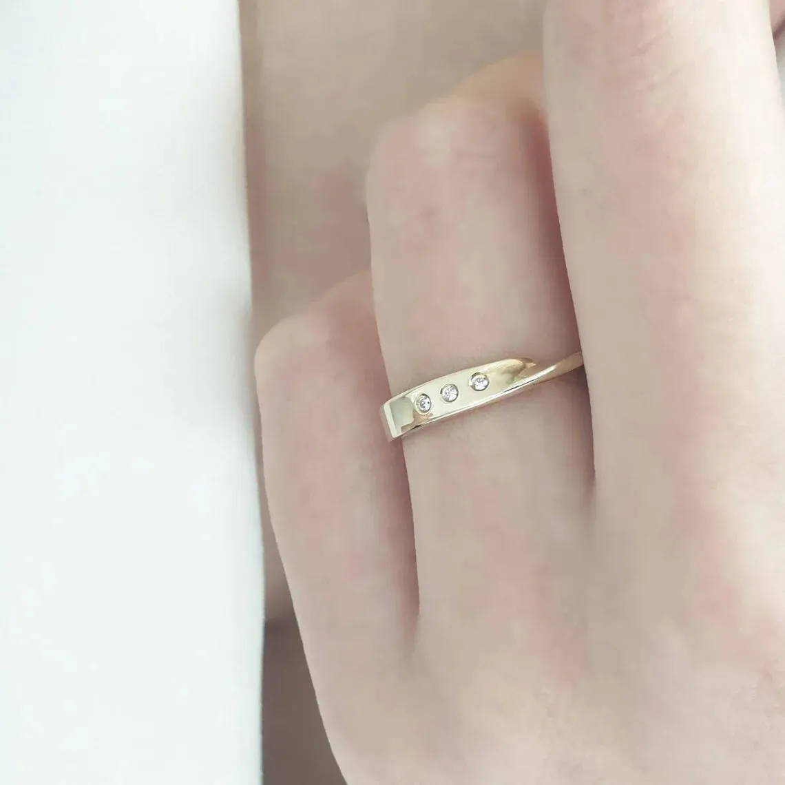 Mobius diamond twist ring