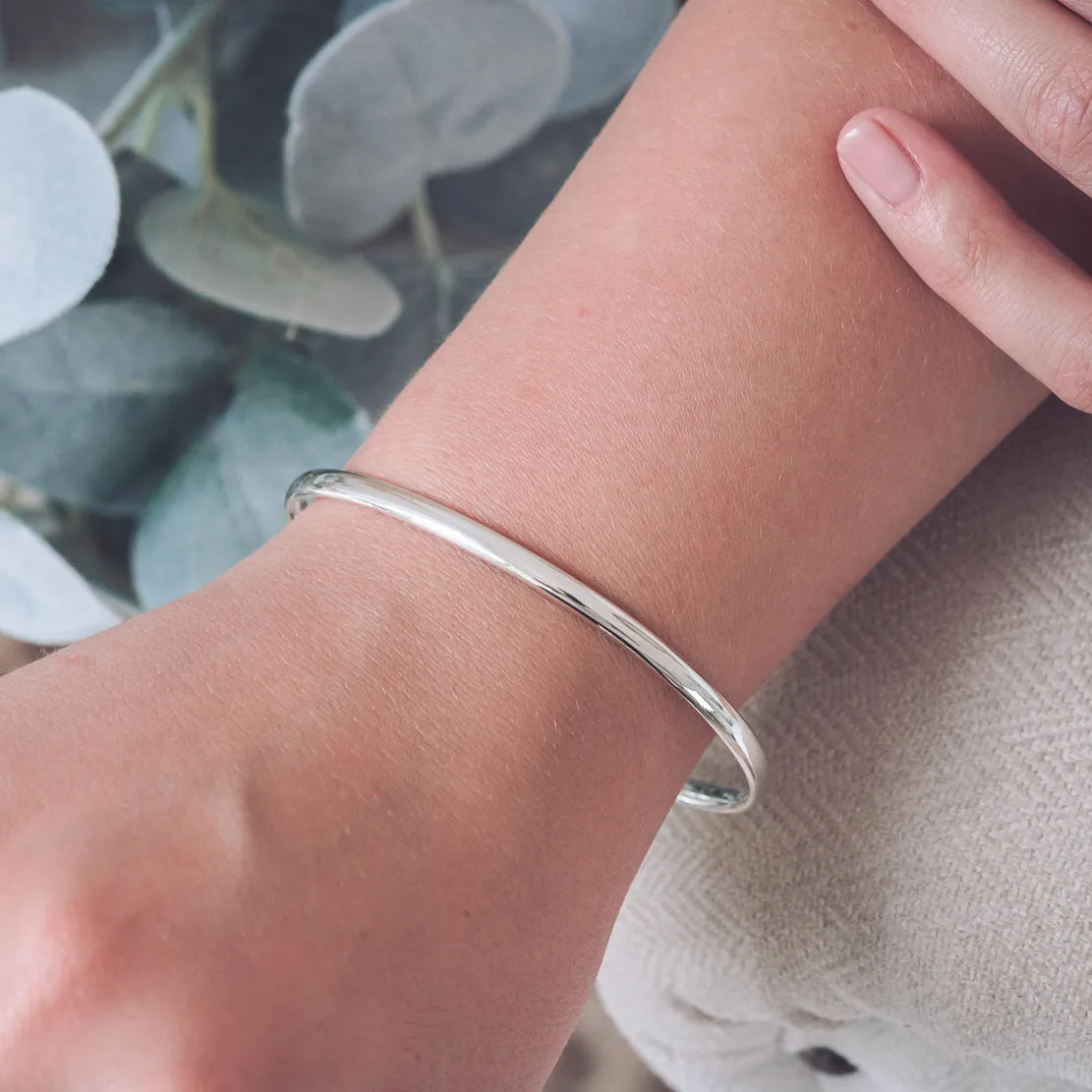 Oval Court Silver Bangle